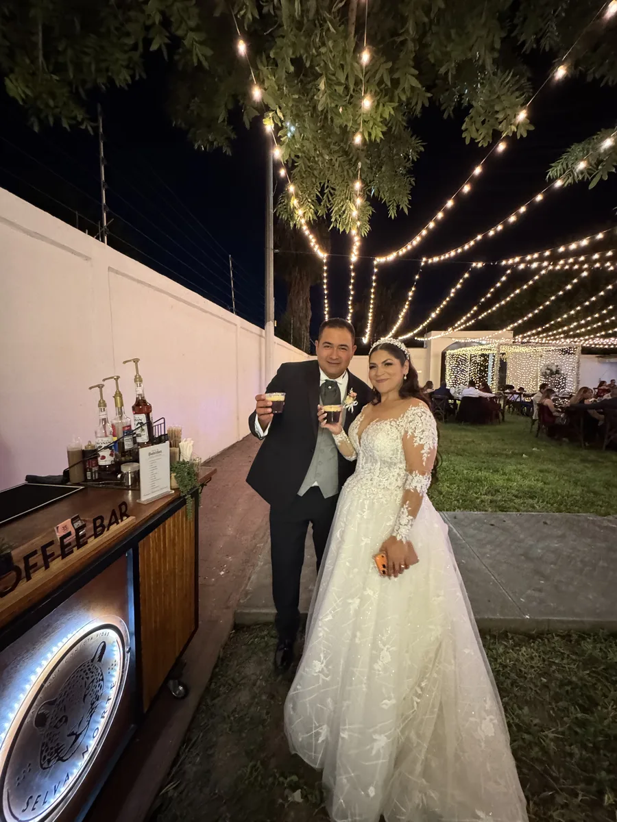 Novios con café en la barra Selva Norte