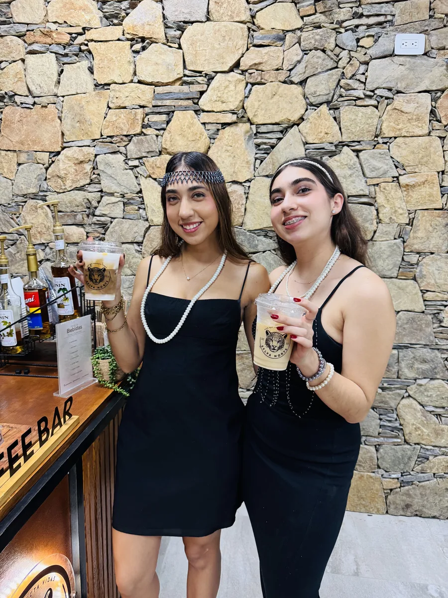 Invitadas con bebidas en evento temático