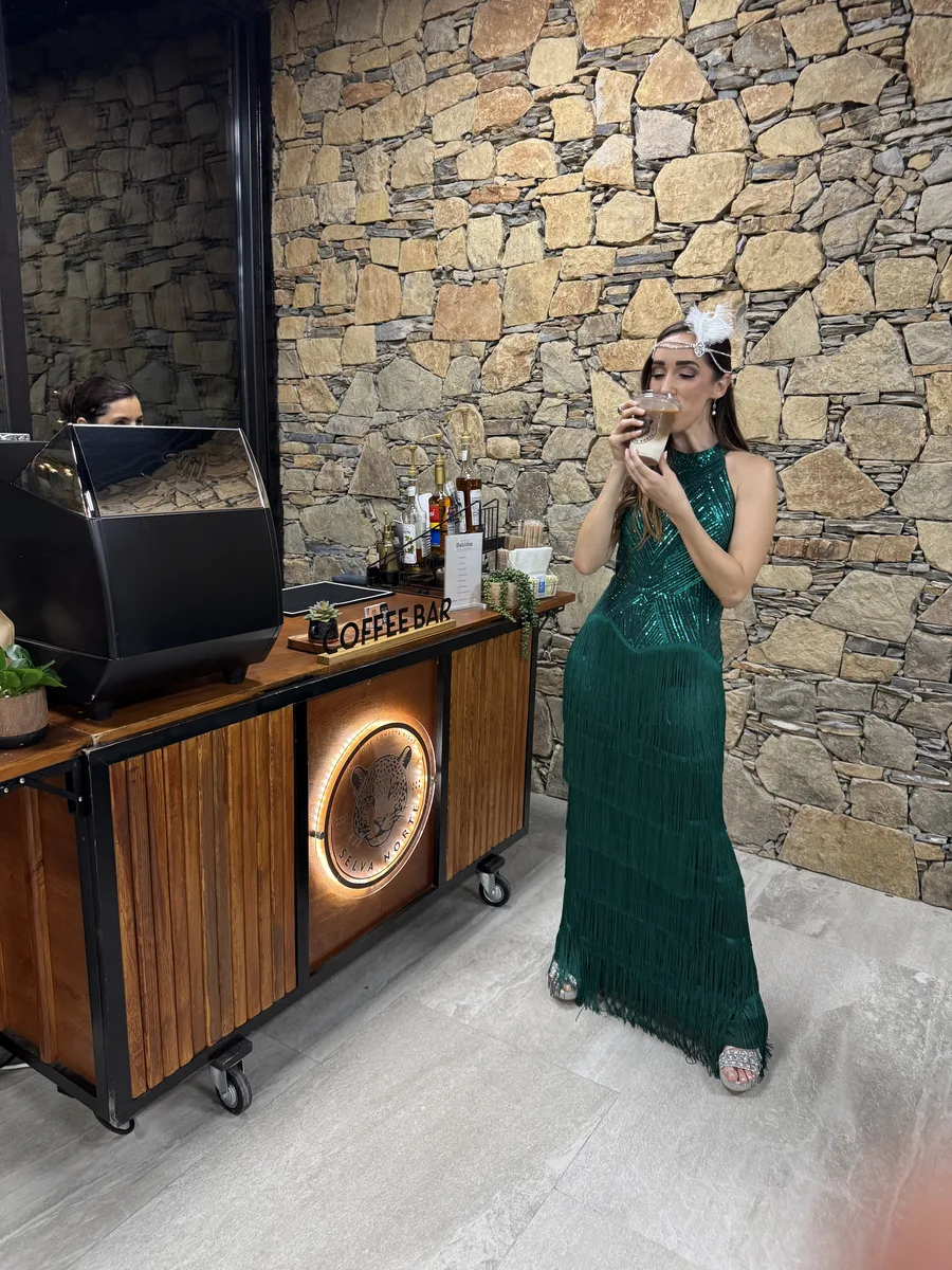 Quinceañera junto a la barra de café
