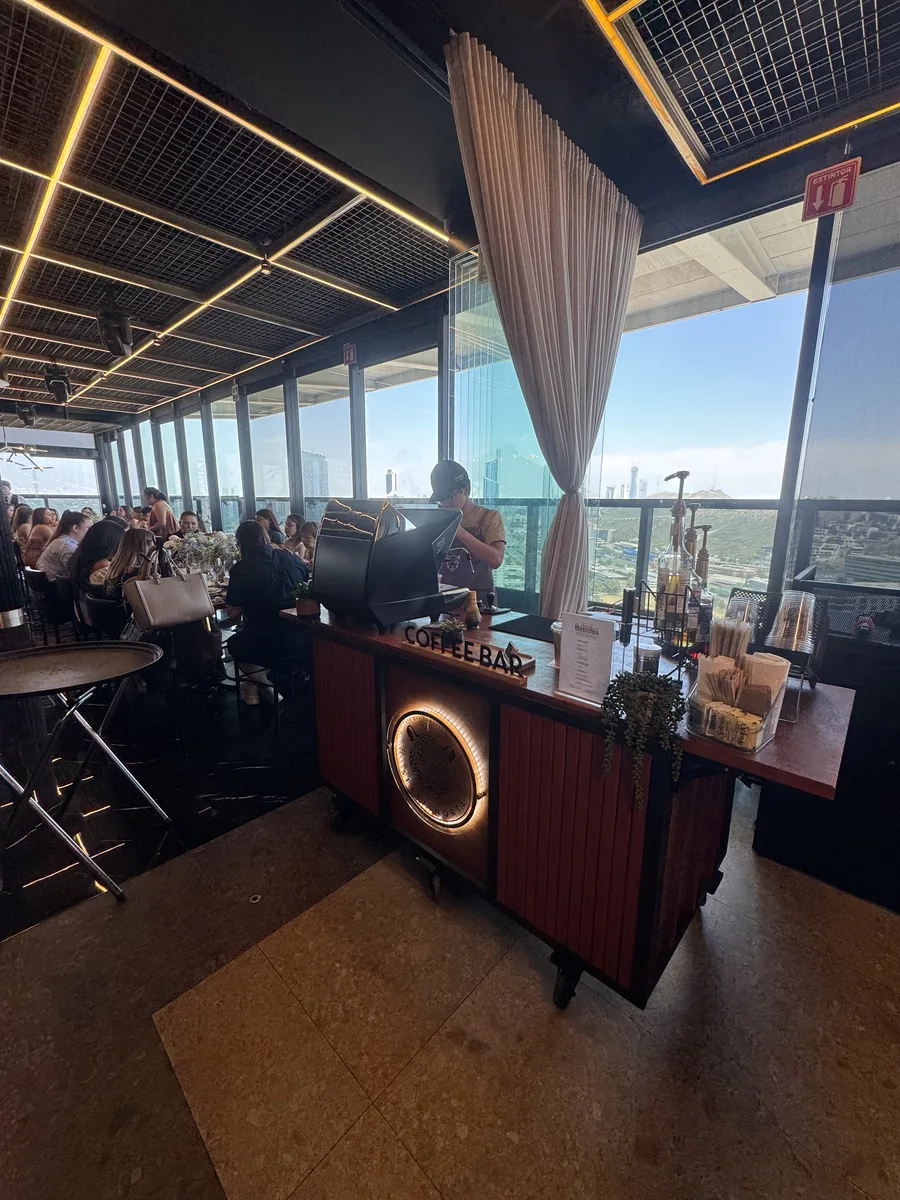 Barra Selva Norte en salón con vista panorámica