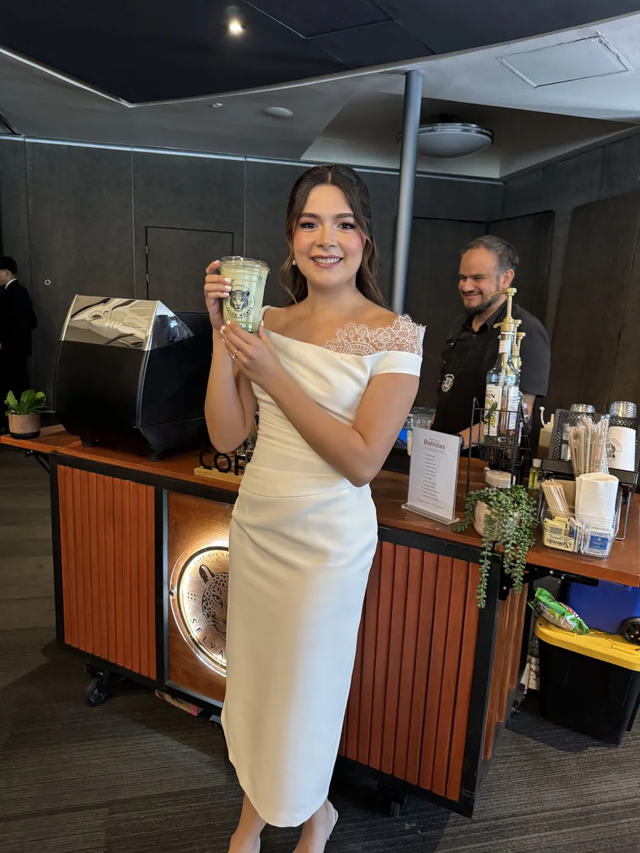 Novia disfrutando su café frente a la barra