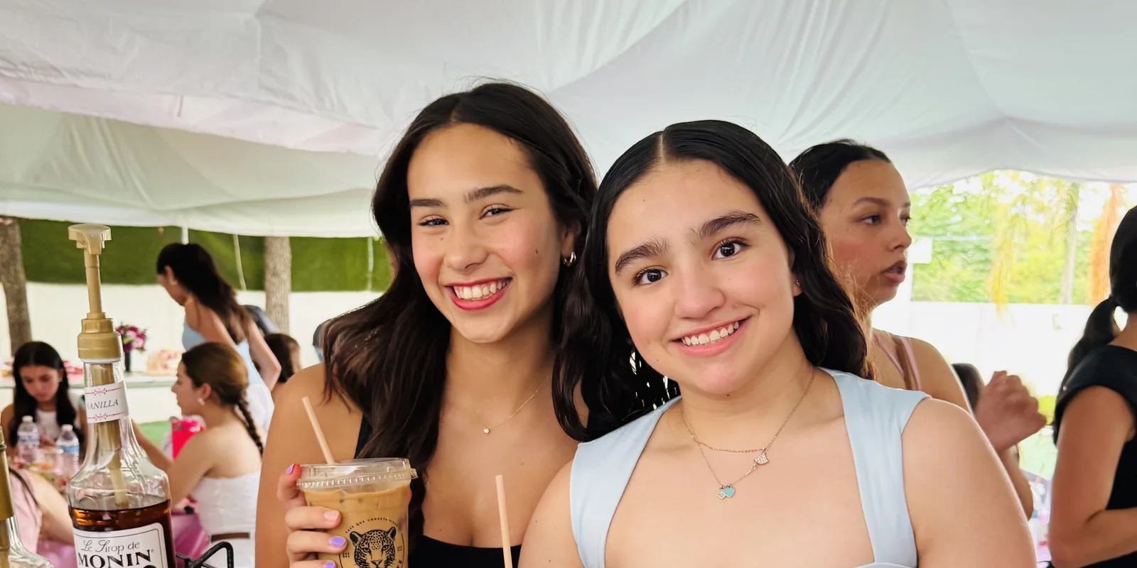 Invitadas disfrutando bebidas Selva Norte en una fiesta
